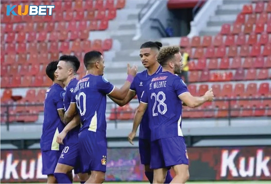 Para pemain sepak bola persik kediri merayakan gol foto persik - Kubet